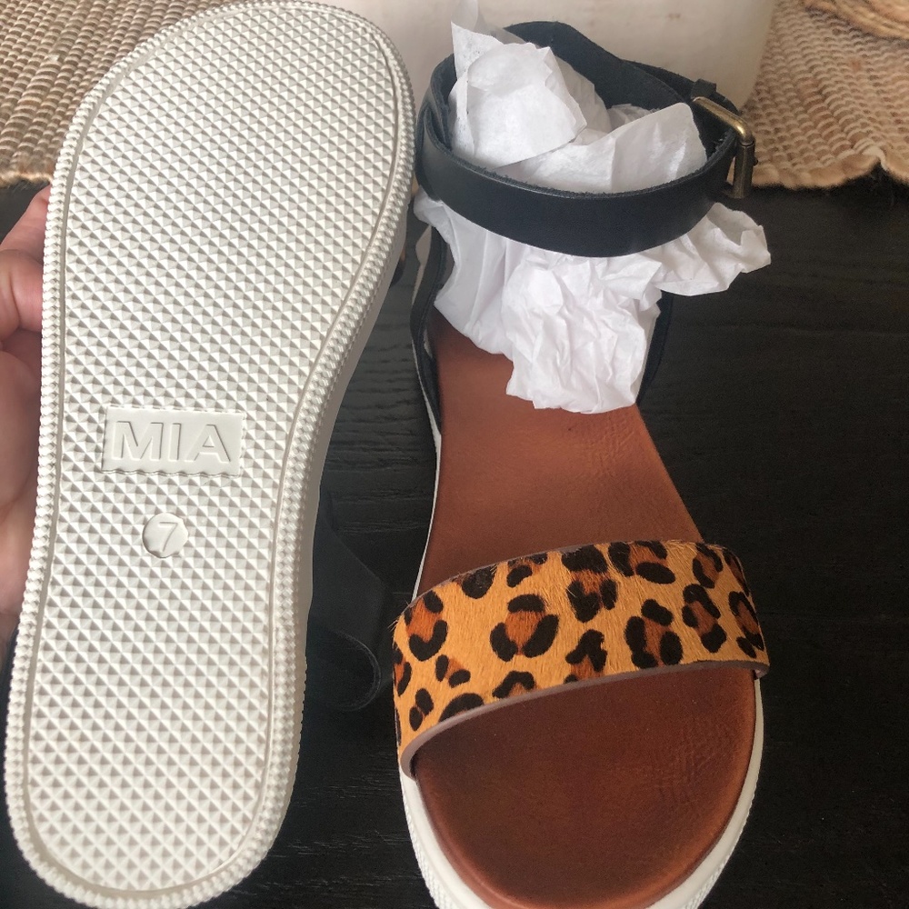 Mia Ellen platform sandal with strap size 7